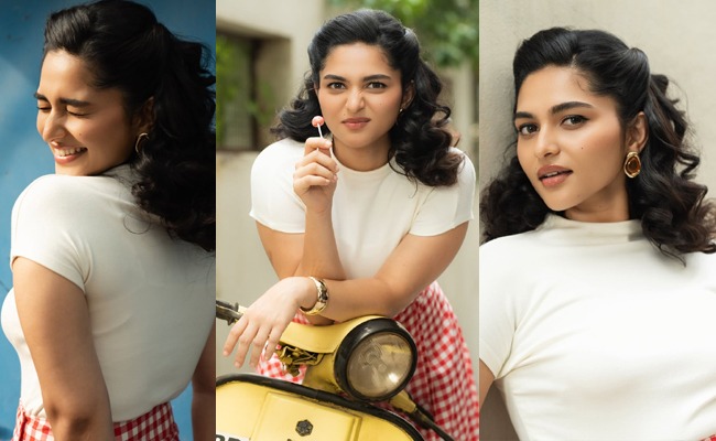 HOT: Paradise Beauty Poses With Lollipop