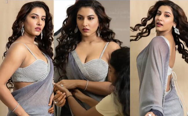 HOT: On Screen Urvashi Poses In Bra