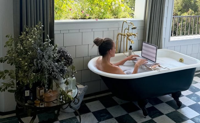 Actress Turns Bathtub Into Her 'Office'