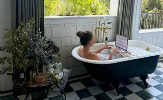 Actress Turns Bathtub Into Her 'Office'